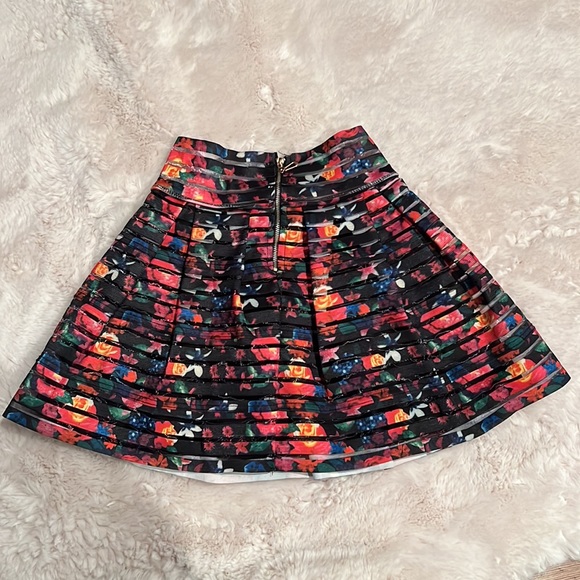 Girls skirt - Picture 2 of 2